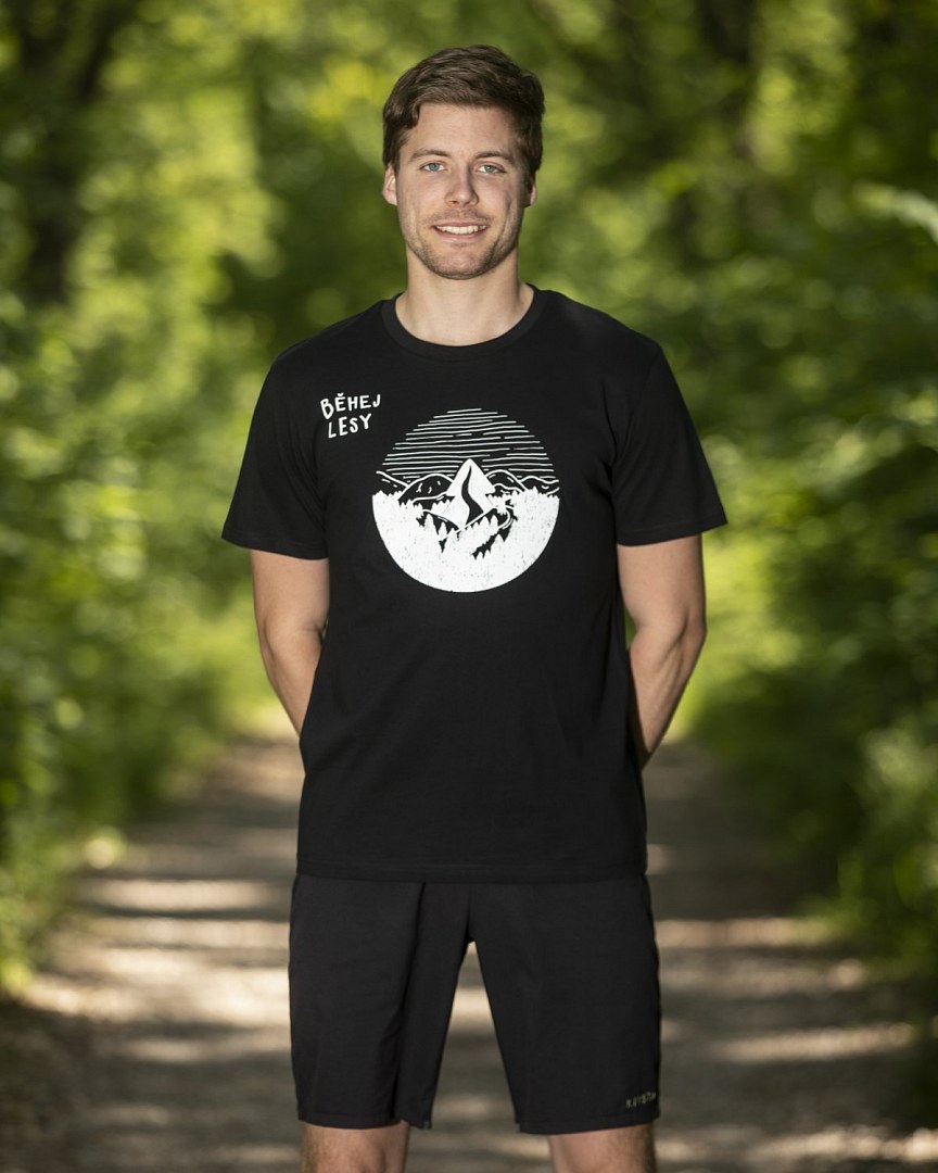 Černé pánské tričko Běhej lesy kulatý motiv
