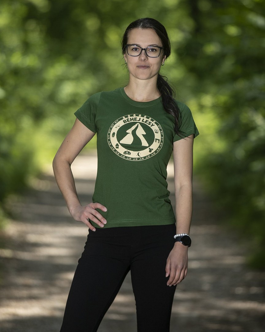 Zelené volnočasové dámské tričko Běhej lesy 2021