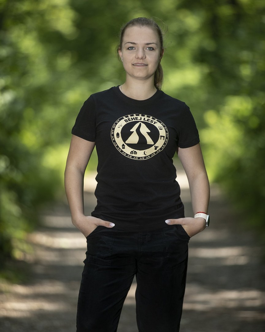 Černé volnočasové dámské tričko Běhej lesy 2021