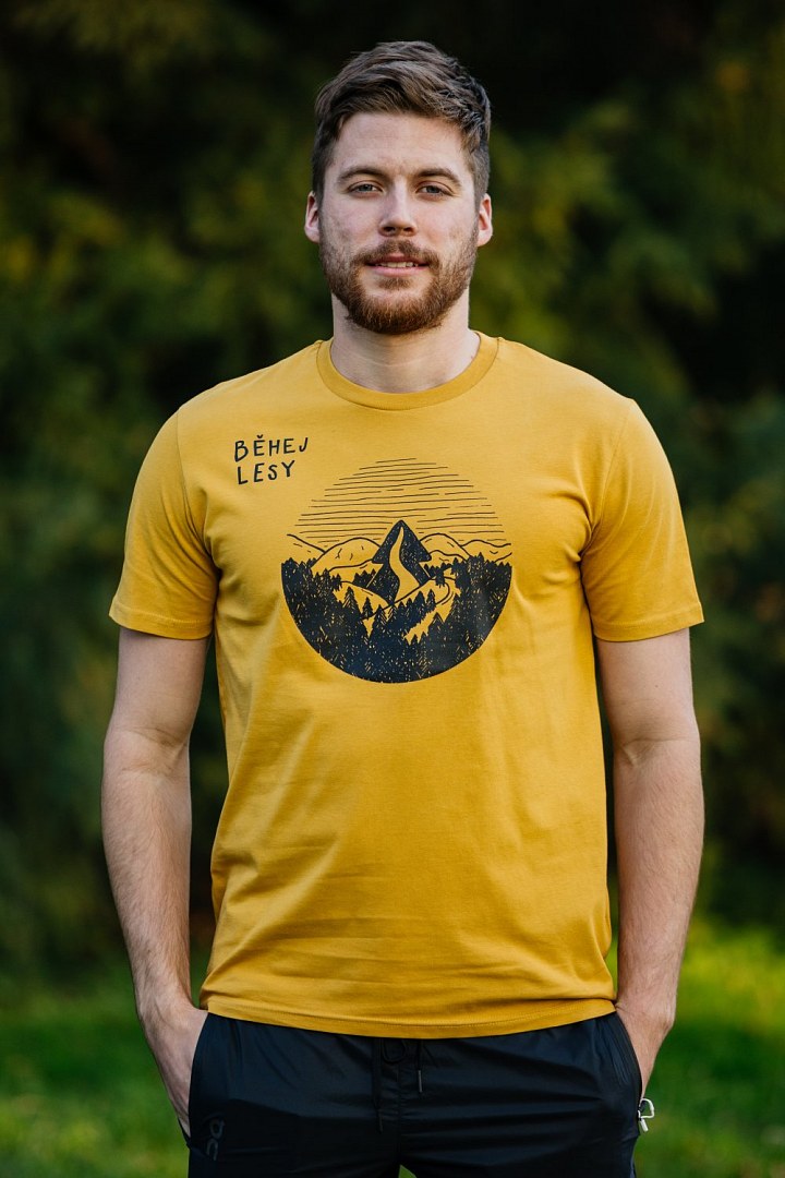 Žluté pánské tričko Běhej lesy kulatý motiv
